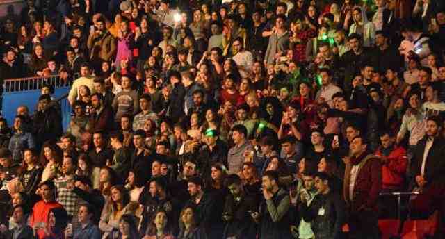 Səhnəyə çıxan müğənniyə tamaşaçılar etiraz etdilər -  FOTOLAR